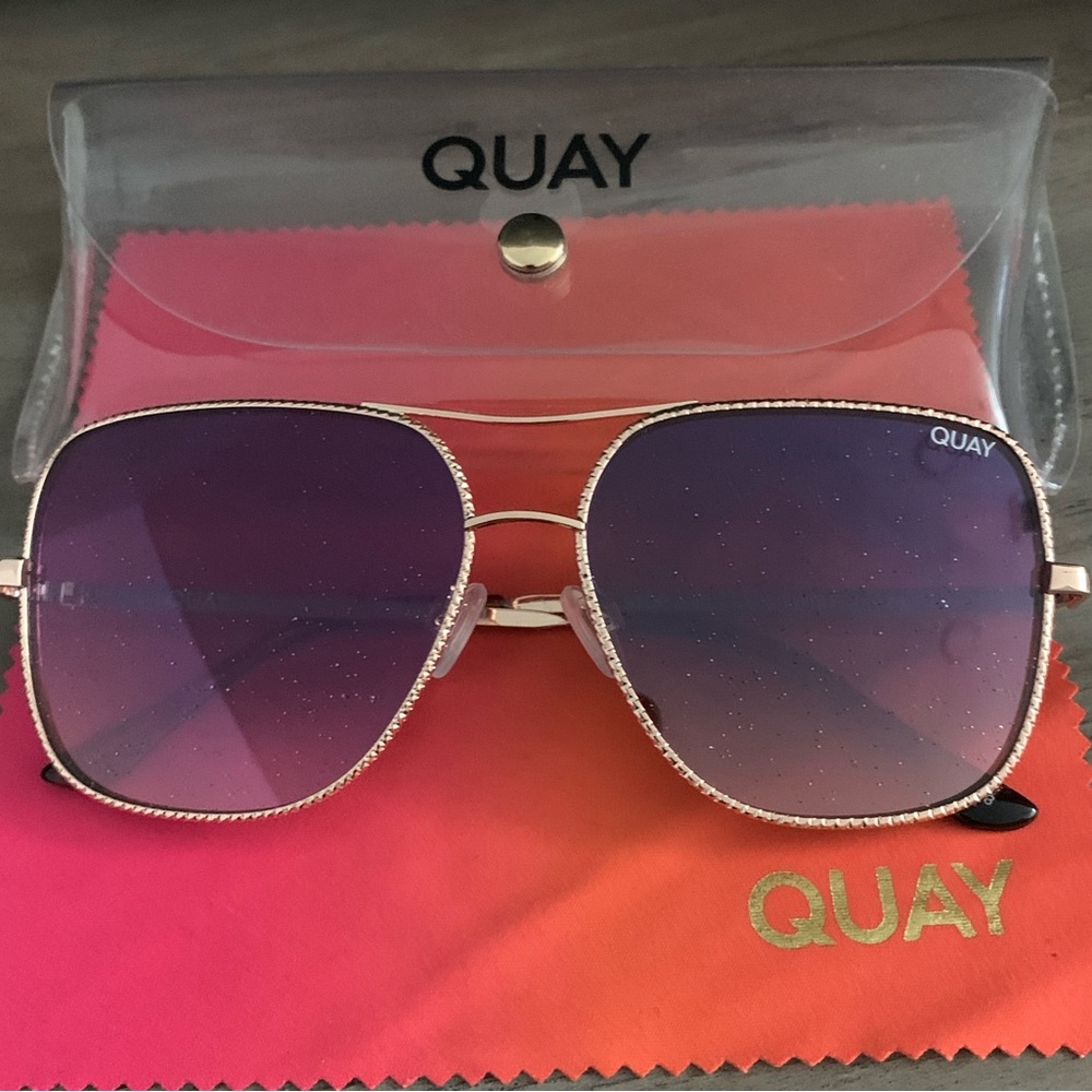 QUAY AUSTRALIA Stop and Stare Twist Glitter